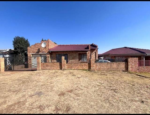 3 BEDROOM HOUSE FOR SALE IN DIEPKLOOF